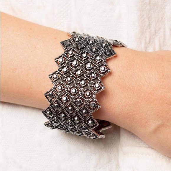 DECO in the Rough - Silver Stretchy Bracelet - Picture 1 of 2
